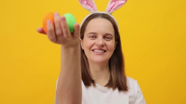 Festliche Grüße Ostern Positiv Überglückliche Braunhaarige Frau Mit Hasenohren Stirnband — Stockvideo