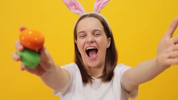Fira Det Glada Påskevenemanget Extremt Glad Överlycklig Vit Kvinna Bär — Stockvideo
