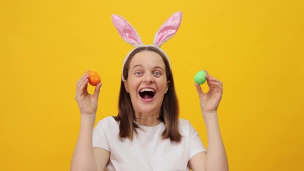Tradizioni Celebrazione Della Pasqua Eventi Divertenti Primavera Eccitato Stupito Donna — Video Stock