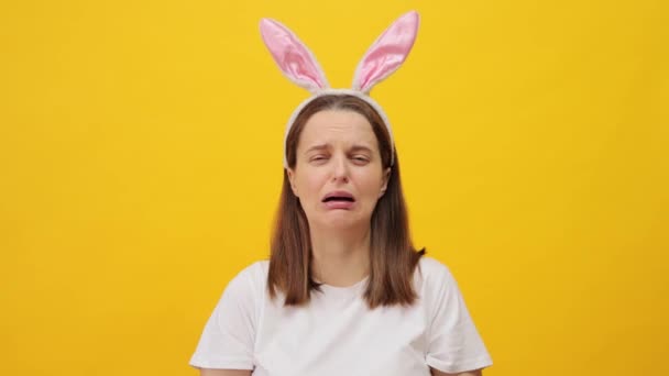 Ongelukkig Bruin Haar Vrouw Draagt Konijnenoren Hoofdband Poseren Geïsoleerd Gele — Stockvideo