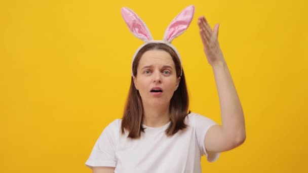 Caucasian Woman Wearing Rabbit Ears Headband Posing Isolated Yellow Background — Stock Video