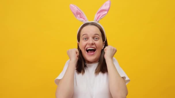 Feiern Sie Ostern Überglücklich Lächelnde Braunhaarige Frau Mit Hasenohren Stirnband — Stockvideo