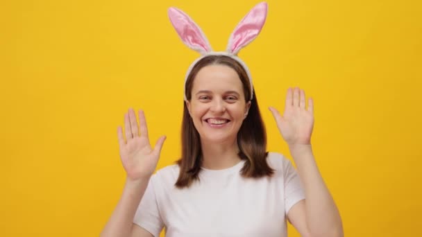 Saludos Festivos Primavera Mujer Caucásica Con Diadema Orejas Conejo Posando — Vídeos de Stock