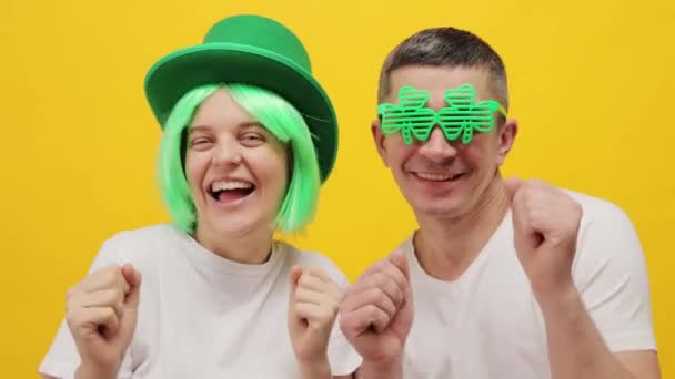 Tersenyum Wanita Dengan Rambut Hijau Dan Topi Leprechaun Dan Pria — Stok Video