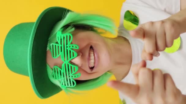 Vídeo Vertical Feliz Mulher Alegre Vestindo Leprechaun Festa Chapéu Verde — Vídeo de Stock