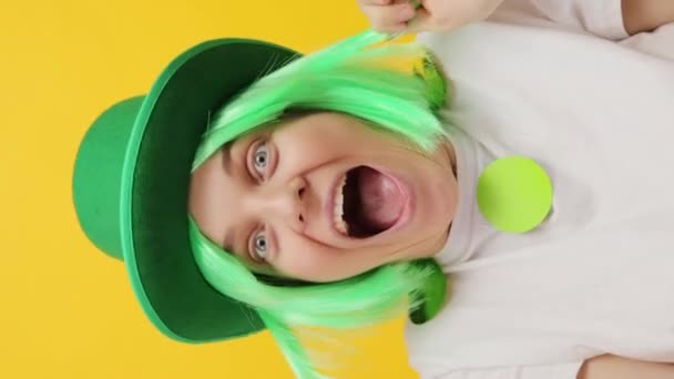 Video Vertikal Sangat Gembira Patrick Day Leprechaun Model Perempuan Dengan — Stok Video