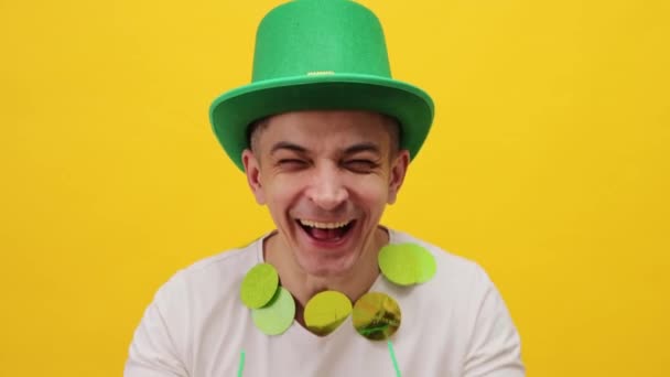 노란색 배경에 Leprechaun 모자를 즐거운 긍정적인 세인트 패트릭의 웃음에서 — 비디오