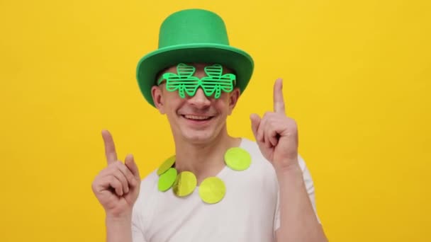 Tampan Senang Patrick Day Leprechaun Model Manusia Dengan Topi Hijau — Stok Video