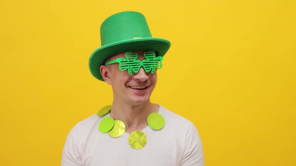 Gai Positif Attrayant Homme Portant Vert Leprechaun Partie Chapeau Isolé — Video
