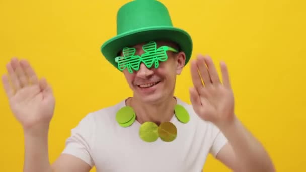 Encantador Feliz Atractivo Patrick Day Duende Modelo Hombre Sombrero Verde — Vídeo de stock