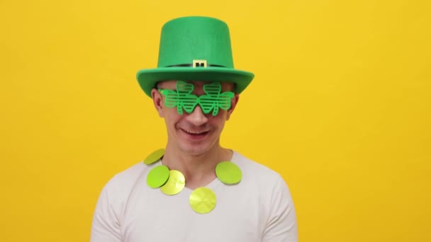 Leende Nöjd Stilig Patricks Day Pyssling Modell Man Grön Hatt — Stockvideo