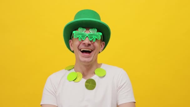 Radostný Muž Zeleném Leprikónově Klobouku Izolovaný Přes Žluté Pozadí Šťastně — Stock video
