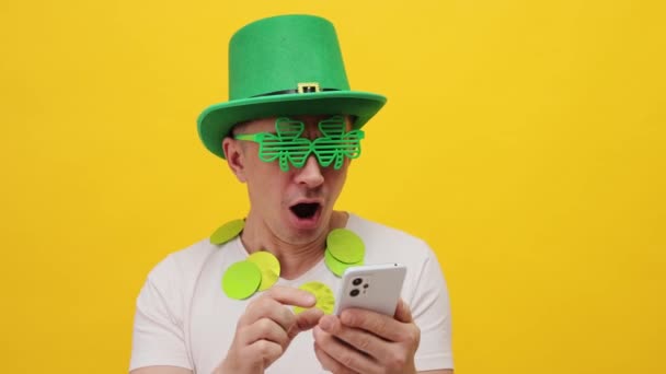 Šokovaný Patrick Den Skřítek Model Muž Zeleném Klobouku Jetel Brýle — Stock video