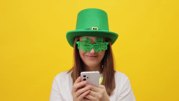 Веселий Позитивний День Святого Патріка Leprechaun Модель Жінка Зеленому Капелюсі — стокове відео
