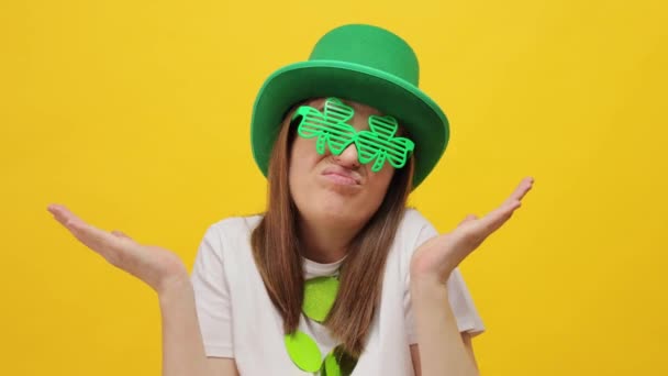 Mulher Confuso Incerto Vestindo Leprechaun Partido Chapéu Verde Óculos Trevo — Vídeo de Stock