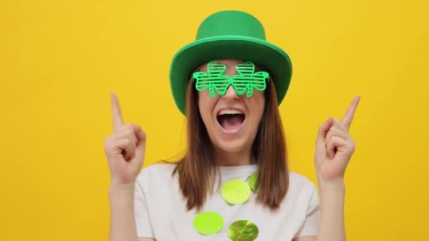 Sorprendido Feliz Día San Patricio Modelo Duende Hembra Sombrero Verde — Vídeo de stock
