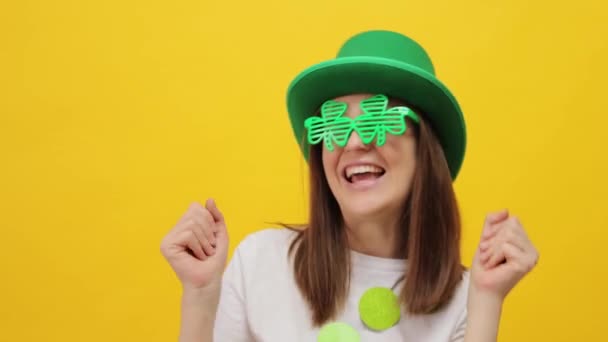 Мила Смішна Весела Жінка Партії Лепречуна Зелений Капелюх Ізольовані Жовтому — стокове відео