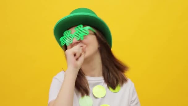 Vrolijke Positieve Vrouw Draagt Kabouter Partij Groene Hoed Geïsoleerd Gele — Stockvideo