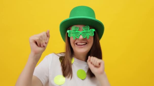 Joyful Positive Cheerful Patrick Day Leprechaun Model Female Green Hat — Stock Video