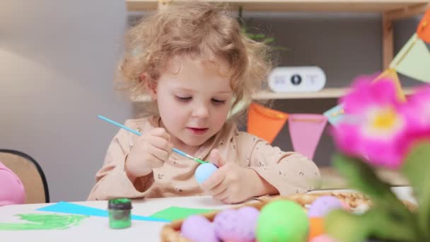Tradycyjne Farbowanie Jaj Artystyczne Wiosenne Dekoracje Wielkanoc Świąteczne Wiwaty Kolorowymi — Wideo stockowe