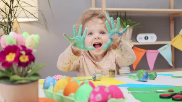 Весело Рисовать Пасхальные Яйца Творческая Окраска Яиц Девочка Кудрявыми Светлыми — стоковое видео