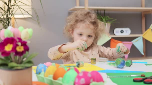 Wielkanocny Obraz Niechlujna Zabawa Farbowanie Jaj Malowanie Jaj Dziećmi Diy — Wideo stockowe