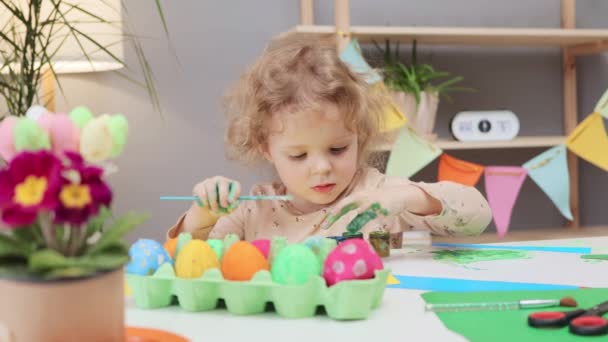 Tradycja Malowania Pisanek Wielkanocne Wydarzenie Dla Dzieci Malowanie Pisanek Dziećmi — Wideo stockowe