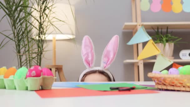 Усміхнена Кавказька Дитина Вухах Кролика Малює Великодні Яйця Вдома Являється — стокове відео