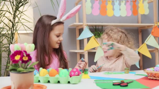 Robię Jajka Wielkanocne Rafting Wielkanocne Jajko Zachwyca Dzieci Tradycyjne Farbowanie — Wideo stockowe