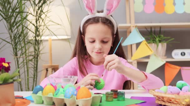 Концентрована Дитина Вухах Кролика Малює Великодні Яйця Вдома Малюючи Красиві — стокове відео