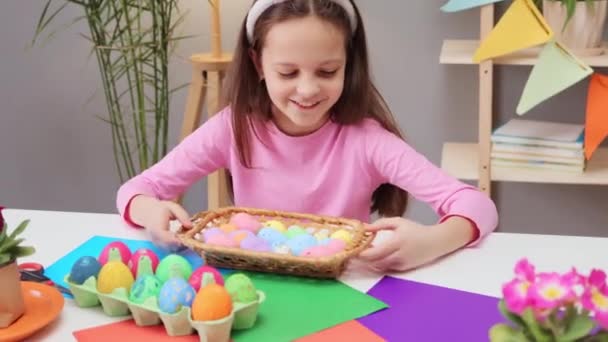 Neşeli Kahverengi Saçlı Tavşan Kulaklığı Takan Elinde Sepet Renkli Yumurtalarla — Stok video