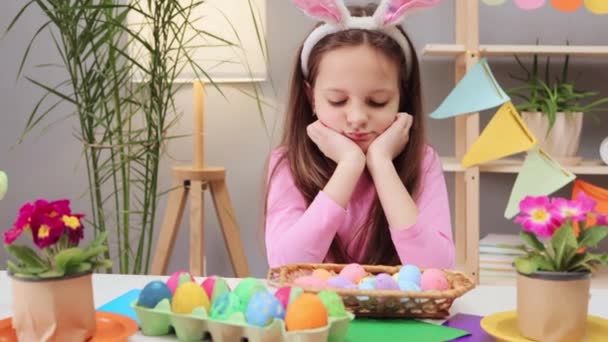Düşünceli Kahverengi Saçlı Tavşan Kulaklı Küçük Bir Kız Masada Oturmuş — Stok video