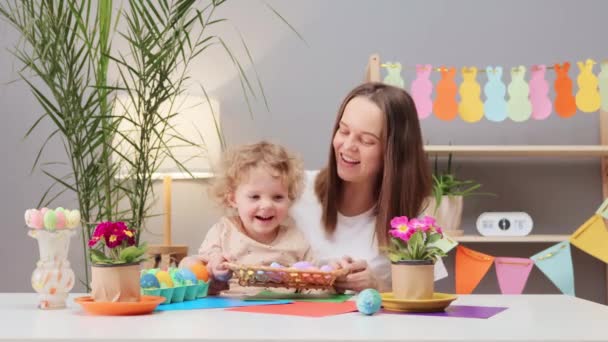 Удовлетворенные Веселые Радостной Молодой Женщины Маленькой Дочерью Организации Пасхальные Яйца — стоковое видео