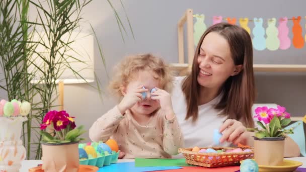 Joven Alegre Con Hija Pequeña Pintando Huevos Pascua Interior Casa — Vídeos de Stock
