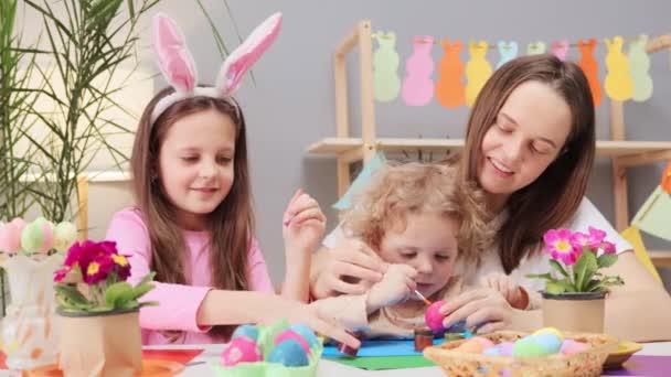 Wielkanocna Tradycja Dekoracji Jaj Wesoła Młoda Kobieta Córeczkami Malująca Wielkanocne — Wideo stockowe