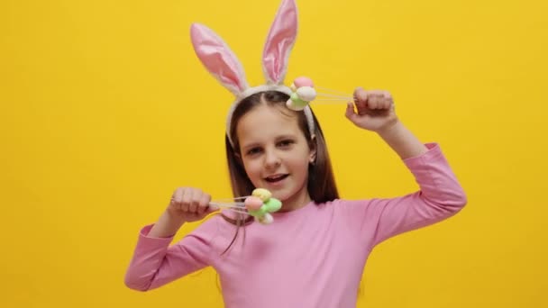 Παιδικό Πασχαλινό Πάρτι Ανοιξιάτικες Δονήσεις Επευφημίες Κοριτσάκι Φορώντας Ροζ Αυτιά — Αρχείο Βίντεο