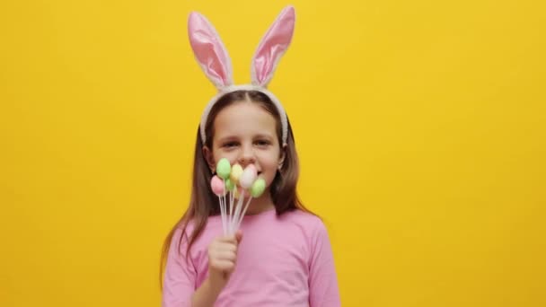 Zabawna Mała Dziewczynka Nosząca Różowe Królicze Uszy Opaska Trzymająca Ciastka — Wideo stockowe
