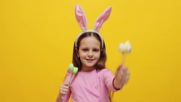Lächelnd Fröhliches Kleines Mädchen Mit Rosa Hasenohren Stirnband Hält Pop — Stockvideo