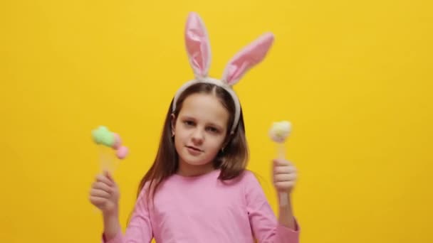 Radosna Ładna Dziewczynka Różowych Uszach Króliczych Trzymająca Ciastka Popu Pozująca — Wideo stockowe