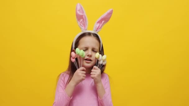 Несчастная Грустная Маленькая Девочка Розовых Кроличьих Ушах Поп Тортами Позирующими — стоковое видео