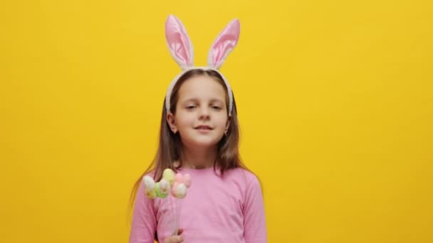 Leuke Activiteiten Voor Kinderen Tijdens Pasen Vreugdevol Positief Meisje Draagt — Stockvideo