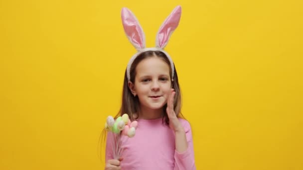Возбужденная Маленькая Девочка Розовых Кроличьих Ушах Поп Тортами Стоящими Изолированно — стоковое видео