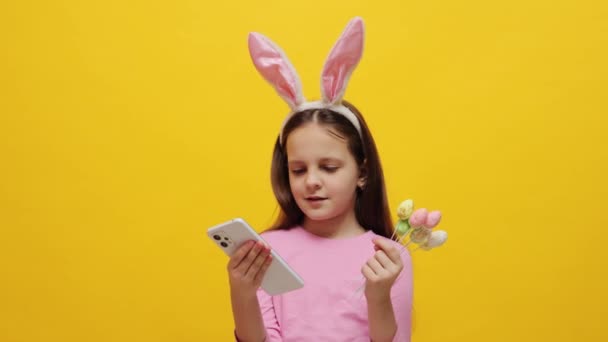 Decoraciones Con Temática Conejo Para Celebración Primavera Niña Usando Diadema — Vídeos de Stock