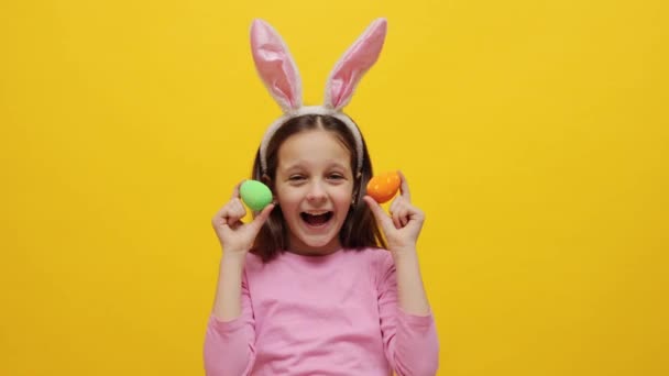 Dulces Pascua Para Niños Para Celebración Las Fiestas Sorprendido Niña — Vídeo de stock