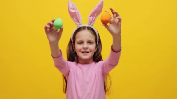 Sevimli Küçük Kız Pembe Tavşan Kulaklığı Takıyor Renkli Paskalya Yumurtaları — Stok video