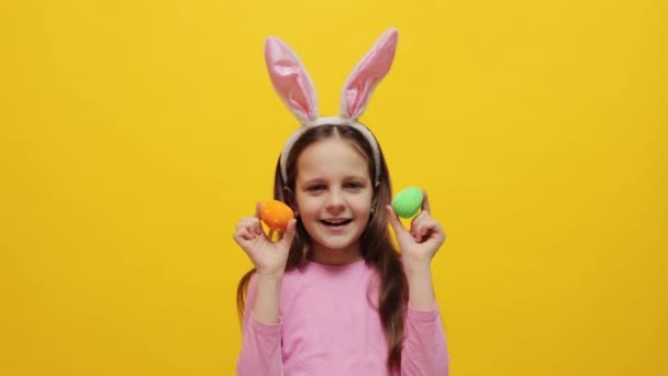 Niña Juguetona Usando Diadema Orejas Conejito Rosa Sosteniendo Huevos Pascua — Vídeos de Stock