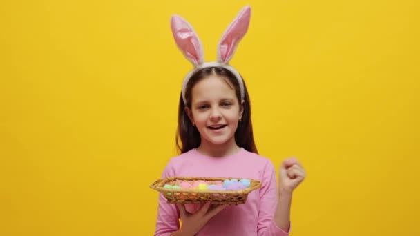 Надзвичайно Щаслива Маленька Дівчинка Рожевих Вухах Кролика Тримає Пофарбовані Яйця — стокове відео