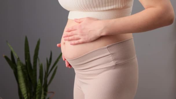Nierozpoznawalna Kobieta Ciąży Bólem Brzucha Trzymająca Dotykająca Brzucha Bólu Odczuwająca — Wideo stockowe