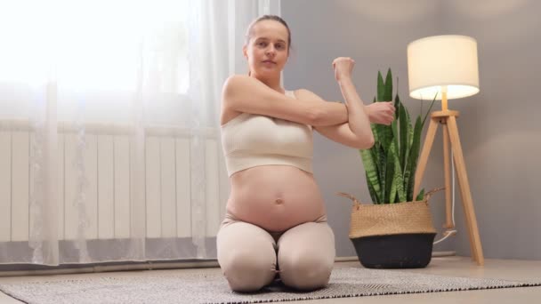 Prenatální Cvičení Prenatální Zdraví Kondice Koncentrovaná Těhotná Žena Nosí Béžový — Stock video