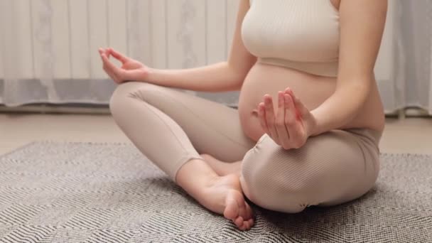 Zbliżenie Kobiety Ciąży Medytującej Podczas Siedzenia Pozycji Lotosu Beżowej Bluzce — Wideo stockowe